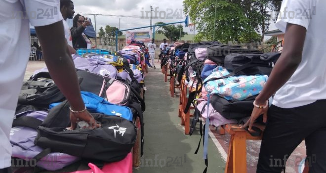 Port-Gentil : 800 kits scolaires distribués gracieusement aux élèves des 4 arrondissements