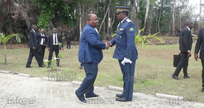 Les baskets présidentielles d’Ali Bongo en séminaire gouvernemental