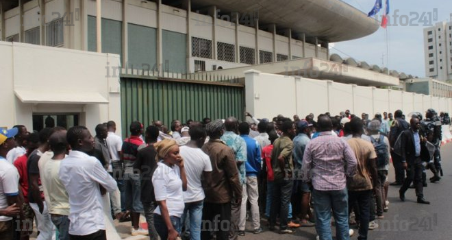 Grogne devant l’ambassade de France au Gabon pour dénoncer l’interpellation de Maixent Accrombessi